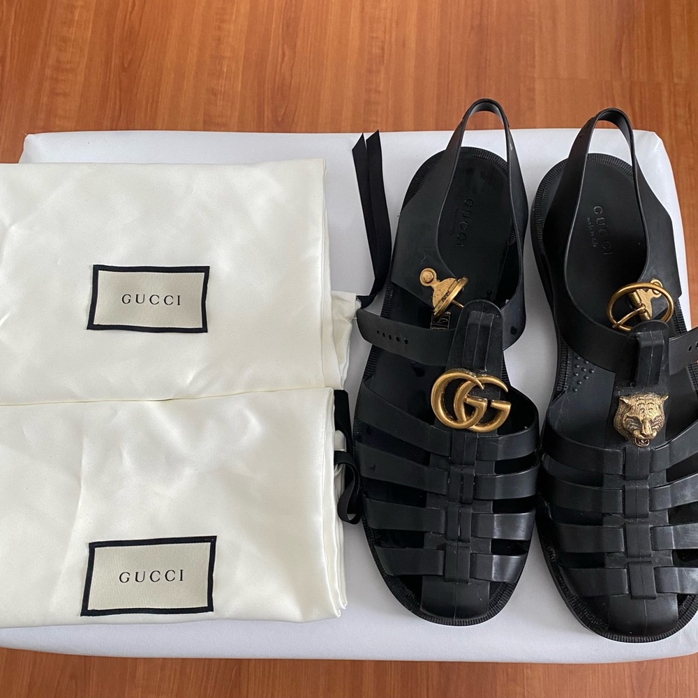 Gucci Rubber buckle strap sandal size 7 (US 8.5-9)